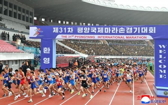 This image shows runners participating in the 31st Pyongyang International Marathon held in Pyongyang on Apr 6 KCNAYONHAP