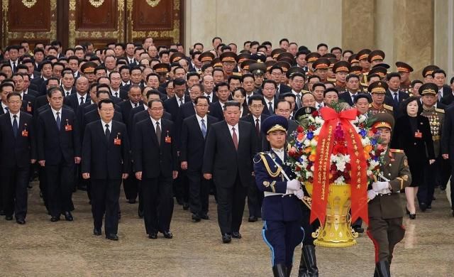 North Korea’s Korean Central News Agency said Kim Jong Un, after wrapping up the 9th party congress, visited the Kumsusan Palace of the Sun on Feb. 26 with newly elected members of the party’s central leadership bodies.