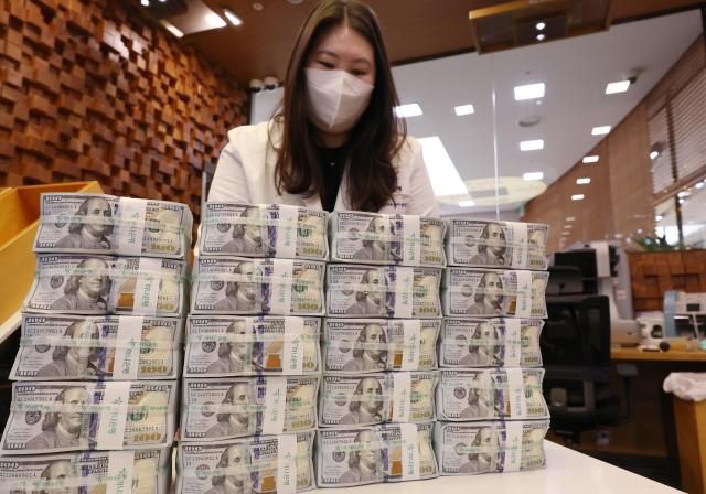 According to the Bank of Korea on Feb 4 2026 South Korea’s foreign exchange reserves stood at 42591 billion about 614 trillion won at the end of January down 215 billion from the previous month marking the second consecutive monthly decline following a 26 billion drop in December