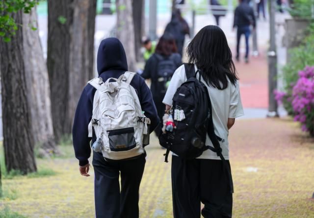 High school students are walking near a high school in Yeongdeungpo District Seoul on April 20 2026 AJP Yoo Na-hyun