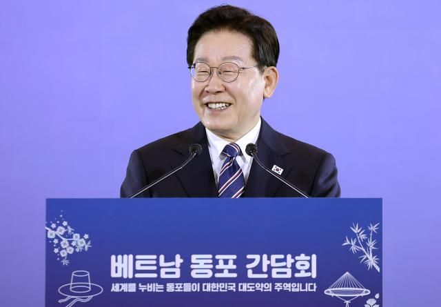 President Lee Jae Myung on a state visit to Vietnam delivers remarks at a meeting with Korean residents at a hotel in Hanoi on April 22 2026 Yonhap 