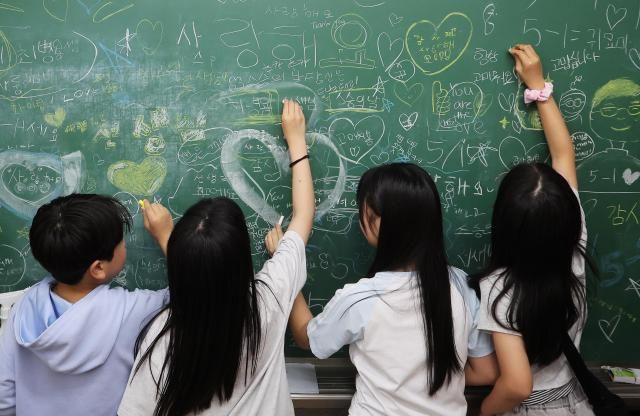 Students write messages of appreciation to their teacher on a classroom blackboard at Hyodong Elementary School in Suwon Gyeonggi Province a day before Teachers’ Day on May 14 2026 Yonhap