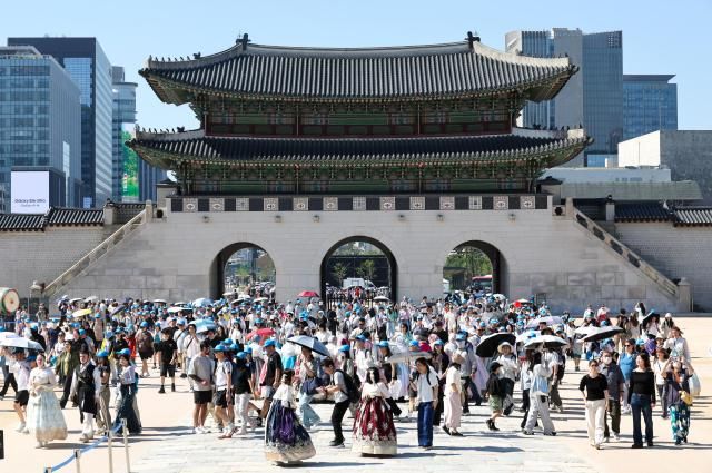 Participants of Palace Walk Seoul 2026 enter the Gyeongbokgung Palace in central Seoul on May 31 AJP Yoo Na-hyun