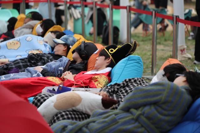 Participants sleep at the 2026 Han River Napping Championship held at Mulbit Plaza in Yeouido Hangang Park Yeongdeungpo-gu Seoul May 2 2026 AJP Han Jun-gu 