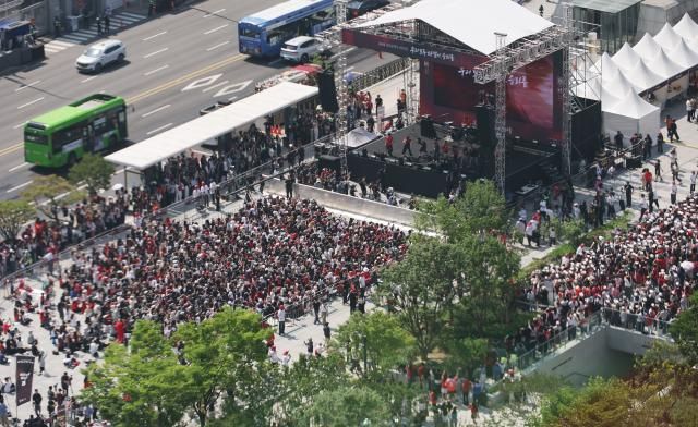 Fans gather at Seouls Gwanghwamun Square on June 12 for a mass street cheering event ahead of South Koreas opening match against Czechia at the 2026 FIFA World Cup 2026612 Yonhap