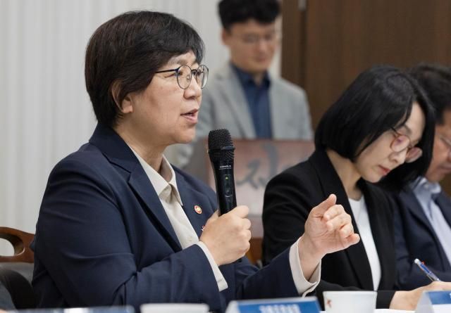 Health Minister Jung Eun-kyung speaks during a health policy meeting. Courtesy of Yonhap News Agency