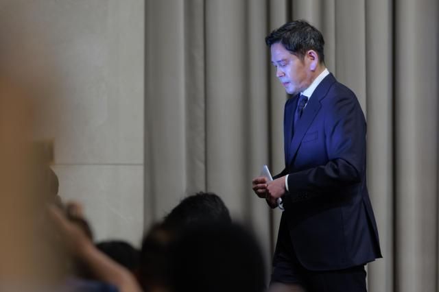 Shinsegae Group Chairman Chung Yong-jin leaves after delivering a public apology over Starbucks Koreas Tank Day controversy at Josun Palace Hotel in Gangnam-gu Seoul on May 26 2026 Aju Business Daily Yoo Dae-gil