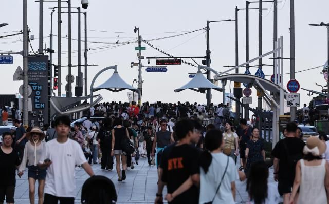 Haeundae beach in Busan crowded with tourists and vacationers during weekend on July 25 2026 AJP Yoo Na-hyun