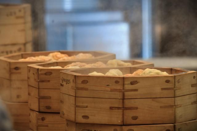 Rows of handmade mandu steaming in traditional wooden baskets at the Eunma marekt on Sept 25. AJP Joonha Yoo 