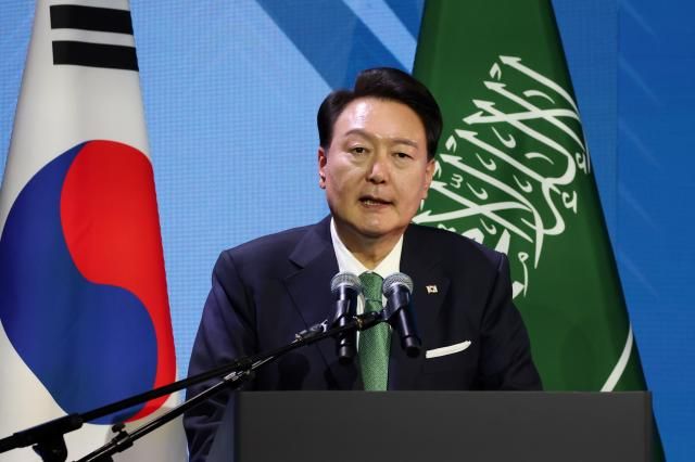 윤석열 대통령 한·사우디 투자포럼 격려사 리야드연합뉴스 진성철 기자 사우디아라비아를 국빈 방문 중인 윤석열 대통령이 22일현지시간 리야드 페어몬트 호텔에서 열린 한·사우디 투자포럼에서 격려사를 하고 있다 20231023 공동취재 zjinynacokr2023-10-23 045504 저작권자 ⓒ 1980-2023 ㈜연합뉴스 무단 전재 재배포 금지저작권자 ⓒ 1980-2023 ㈜연합뉴스 무단 전재 재배포 금지