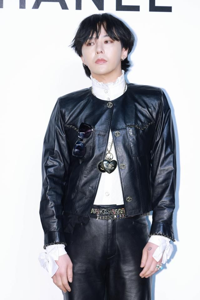 가수 지드래곤GD이 6일 오후 서울 강남구 샤넬 서울 플래그십에서 열린 샤넬 X 프리즈 칵테일 리셉션 포토콜 행사에 참석해 포즈를 취하고 있다 20230906사진유대길 기자 dbeorlf123ajunewscom