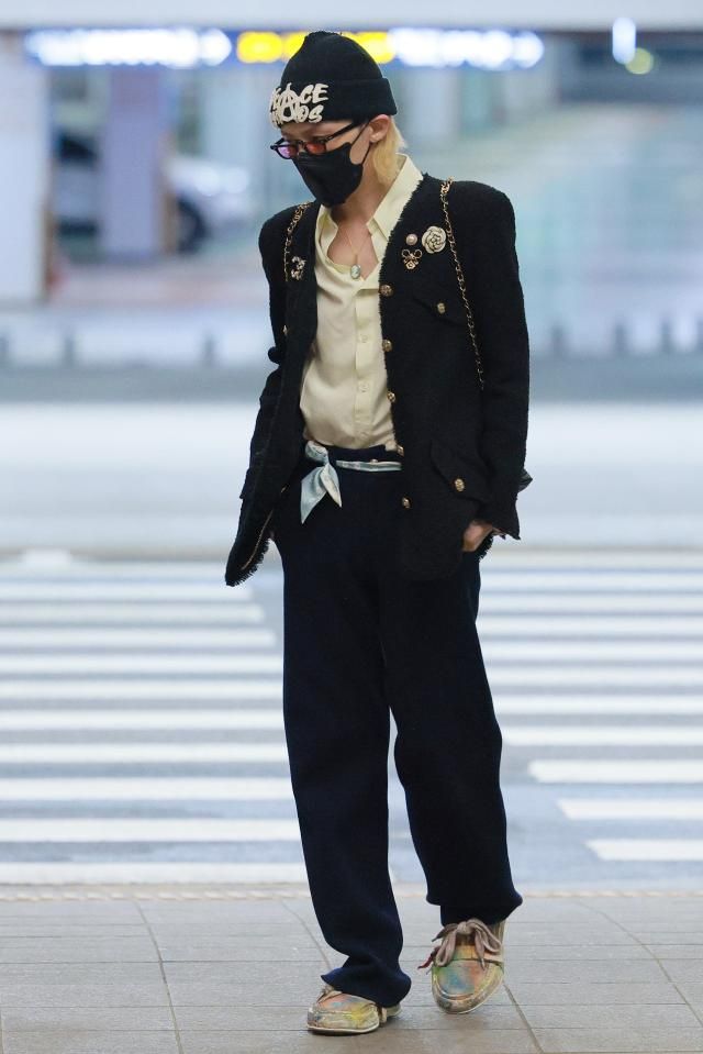 빅뱅 멤버 지드래곤G-DRAGON GD이 3일 오후 샤넬 202223 크루즈쇼 참석 차 인천국제공항을 통해 네달란드 암스테르담으로 출국하고 있다사진유대길 기자 dbeorlf123ajunewscom