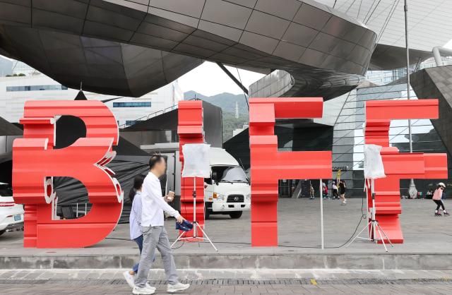 개막 하루 앞둔 부산국제영화제 부산연합뉴스 이재희 기자 제28회 부산국제영화제BIFF 개막을 하루 앞둔 3일 오후 부산 해운대구 영화의전당 앞에 영화제 조형물이 설치되어 있다 2023103 scapeynacokr2023-10-03 151340 저작권자 ⓒ 1980-2023 ㈜연합뉴스 무단 전재 재배포 금지저작권자 ⓒ 1980-2023 ㈜연합뉴스 무단 전재 재배포 금지