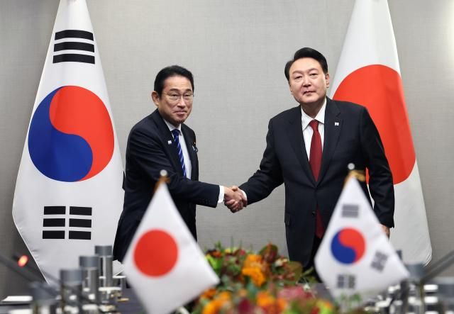 기시다 일본 총리와 악수하는 윤석열 대통령 샌프란시스코연합뉴스 임헌정 기자 아시아태평양경제협력체APEC 정상회의 참석차 미국을 방문한 윤석열 대통령이 16일현지시간 샌프란시스코 한 호텔에서 열린 한일 정상회담에서 기시다 후미오 일본 총리와 기념촬영을 하고 있다 20231117 kaneynacokr2023-11-17 044907 저작권자 ⓒ 1980-2023 ㈜연합뉴스 무단 전재 재배포 금지저작권자 ⓒ 1980-2023 ㈜연합뉴스 무단 전재 재배포 금지