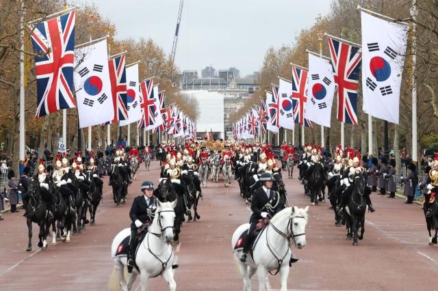 버킹엄궁 향하는 윤석열 대통령과 찰스 3세 영국 국왕 탑승 마차 런던연합뉴스 진성철 기자 영국을 국빈 방문한 윤석열 대통령과 찰스 3세 영국 국왕이 탑승한 마차가 21일현지시간 런던 호스가즈 광장에서 열린 공식환영식이 끝난 뒤 버킹엄궁으로 향하고 있다 20231121 zjinynacokr2023-11-21 213416 저작권자 ⓒ 1980-2023 ㈜연합뉴스 무단 전재 재배포 금지저작권자 ⓒ 1980-2023 ㈜연합뉴스 무단 전재 재배포 금지