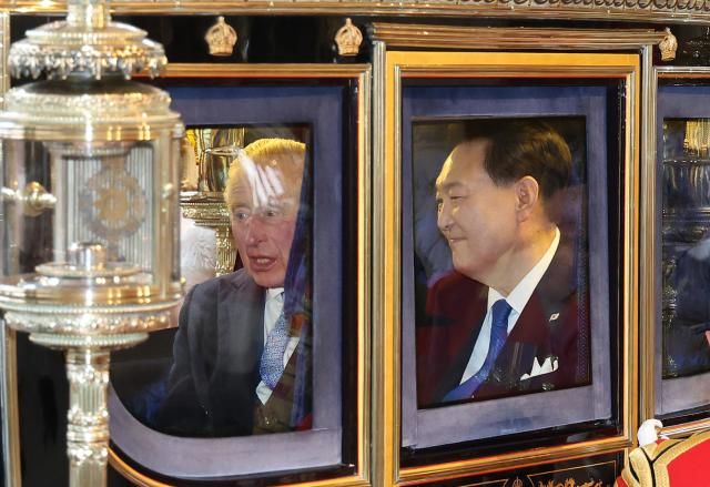 마차 타고 버킹엄궁 도착한 윤 대통령과 찰스 3세 국왕 런던연합뉴스 임헌정 기자 영국을 국빈 방문한 윤석열 대통령과 찰스 3세 영국 국왕이 21일현지시간 런던 호스가즈 광장에서 열린 공식환영식을 마친 뒤 마차를 타고 버킹엄궁에 도착하고 있다 20231121 kaneynacokr2023-11-21 221707 저작권자 ⓒ 1980-2023 ㈜연합뉴스 무단 전재 재배포 금지저작권자 ⓒ 1980-2023 ㈜연합뉴스 무단 전재 재배포 금지