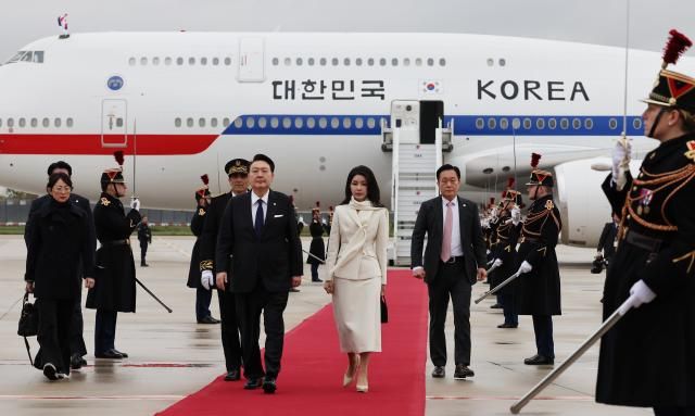 윤석열 대통령 부부 프랑스 파리 도착 파리연합뉴스 임헌정 기자 영국 국빈방문을 마치고 프랑스에서 2030 부산세계박람회 유치 활동을 이어가는 윤석열 대통령과 부인 김건희 여사가 23일현지시간 파리 오를리 국제공항에 도착 전용기인 공군 1호기에서 내린 뒤 이동하고 있다 20231124 kaneynacokr2023-11-24 004805 저작권자 ⓒ 1980-2023 ㈜연합뉴스 무단 전재 재배포 금지저작권자 ⓒ 1980-2023 ㈜연합뉴스 무단 전재 재배포 금지