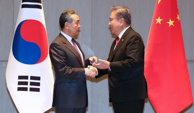 부산서 만난 한중 외교장관 부산연합뉴스 손형주 기자 26일 오전 부산 해운대구 시그니엘 부산에서 열린 한중 외교장관 양자회담에서 박진 외교부장관이 왕이 중국 공산당 중앙정치국 위원 겸 외교부장과 악수하고 있다 20231126 공동취재 handbrotherynacokr2023-11-26 114315 저작권자 ⓒ 1980-2023 ㈜연합뉴스 무단 전재 재배포 금지저작권자 ⓒ 1980-2023 ㈜연합뉴스 무단 전재 재배포 금지