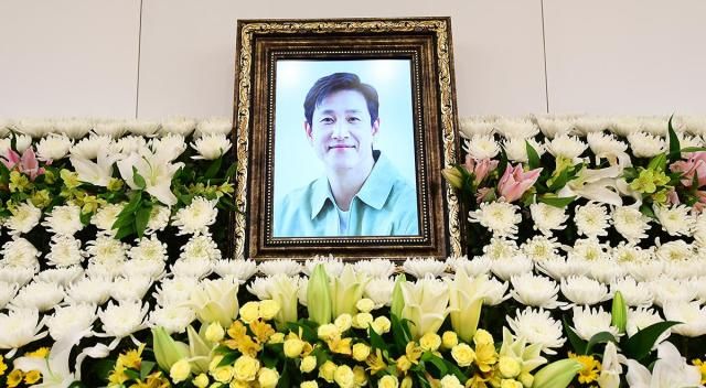배우 故 이선균의 빈소가 27일 오후 서울 종로구 서울대학교병원 장례식장 1호에 마련됐다 발인은 29일 장지는 전북 부안군 선영이다 20231227사진사진공동취재단