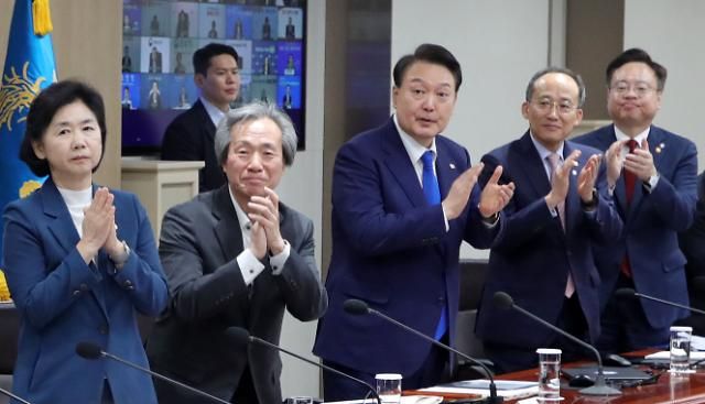 윤석열 대통령, 코로나19 방역 보건 의료진에게 격려 박수 (서울=연합뉴스) 임헌정 기자 = 윤석열 대통령과 중대본 위원들이 11일 서울 용산 대통령실 청사에서 열린 코로나19 중앙재난안전대책본부 회의에 앞서 코로나19 방역 최전선에서 활약한 의사, 간호사, 간호조무사 등 보건 의료진에게 격려의 박수를 보내고 있다. 2023.5.11 [대통령실통신사진기자단] kane@yna.co.kr/2023-05-11 10:01:04/ <저작권자 ⓒ 1980-2023 ㈜연합뉴스. 무단 전재 재배포 금지.>