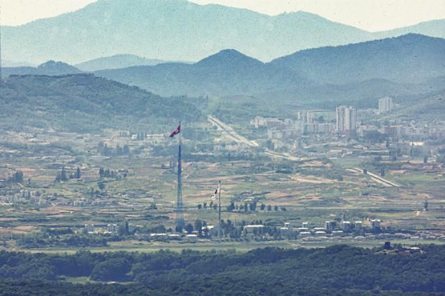 북한 인공위성 발사 통보 (파주=연합뉴스) 류영석 기자 = 북한 당국이 오는 31일 0시부터 내달 11일 0시 사이에 인공위성을 발사하겠다는 통보를 일본 정부에 전달한 가운데 29일 오후 경기도 파주시 접경지역에서 바라본 서부전선 비무장지대(DMZ)에서 남측 대성동 마을 태극기와 북측 기정동 마을 인공기가 펄럭이고 있다. 2023.5.29 ondol@yna.co.kr/2023-05-29 15:44:20/ <저작권자 ⓒ 1980-2023 ㈜연합뉴스. 무단 전재 재배포 금지.>