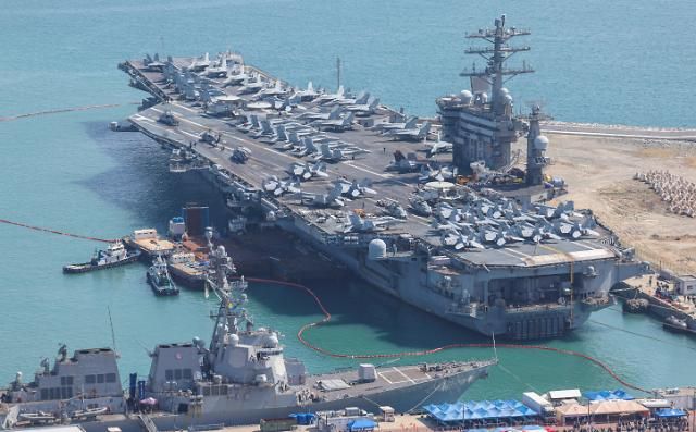 28일 부산 작전기지에 미 핵 추진 항공모함 니미츠(CVN-68)가 입항해 있다. 니미츠호를 포함한 미 제11항모강습단은 전날 제주 남방 공해상에서 해군과 연합해상훈련을 펼쳤다. 