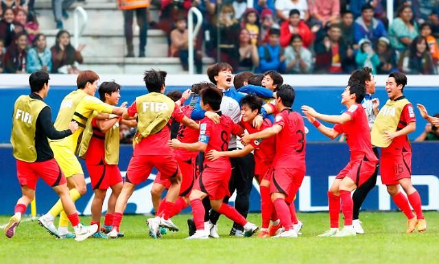 U20 월드컵 8강전서 득점 후 환호하는 대한민국 선수들 (산티아고 델 에스테로[아르헨티나] 로이터=연합뉴스) 4일(현지시간) 오후 아르헨티나 산티아고 델 에스테로 스타디움에서 열린 2023 국제축구연맹(FIFA) 20세 이하(U-20) 월드컵 8강전 한국 대 나이지리아의 경기에서 최석현이 연장 전반 골을 터뜨린 뒤 팀원들과 환호하고 있다. 이날 대한민국은 나이지리아를 1-0으로 꺾고 2개 대회 연속 4강에 올랐다. 2023.06.05 danh2023@yna.co.kr/2023-06-05 08:32:48/ <저작권자 ⓒ 1980-2023 ㈜연합뉴스. 무단 전재 재배포 금지.>