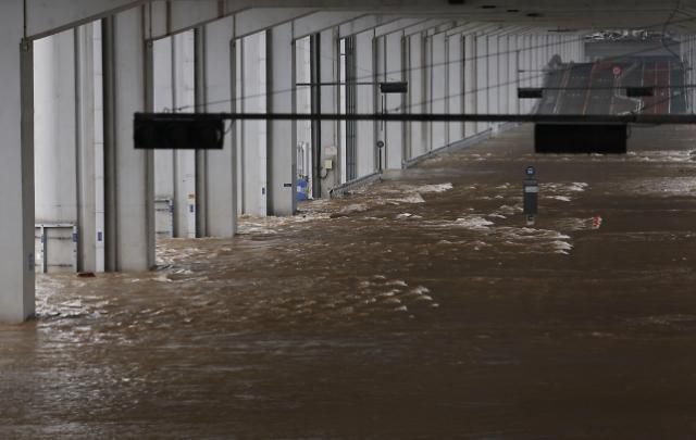 한강 수위 상승으로 잠수교 전면 통제 서울연합뉴스 김인철 기자 14일 오전 서울 잠수교가 장맛비로 인한 한강 수위 상승으로 전면 통제되고 있다 2023714 yatoyaynacokr2023-07-14 083148 저작권자 ⓒ 1980-2023 ㈜연합뉴스 무단 전재 재배포 금지저작권자 ⓒ 1980-2023 ㈜연합뉴스 무단 전재 재배포 금지