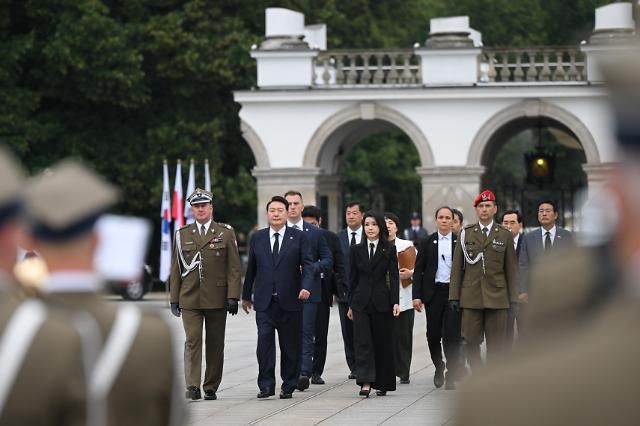 폴란드 무명용사의 묘 참배하는 윤석열 대통령 내외 바르샤바연합뉴스 진성철 기자 폴란드를 공식 방문 중인 윤석열 대통령과 김건희 여사가 13일현지시간 바르샤바 무명용사의 묘를 참배하고 있다 2023714 공동취재 zjinynacokr2023-07-14 065423 저작권자 ⓒ 1980-2023 ㈜연합뉴스 무단 전재 재배포 금지저작권자 ⓒ 1980-2023 ㈜연합뉴스 무단 전재 재배포 금지