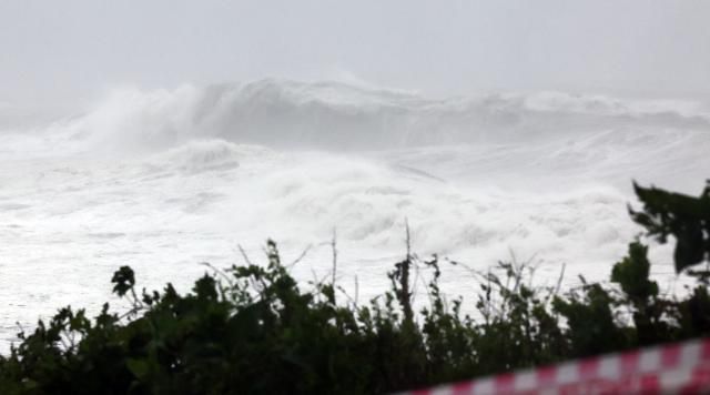 태풍 파도 울산연합뉴스 김용태 기자 제6호 태풍 카눈이 남해안에 상륙한 10일 오전 울산시 동구 앞바다에 거대한 파도가 치고 있다 2023810 yongtaeynacokr2023-08-10 101410 저작권자 ⓒ 1980-2023 ㈜연합뉴스 무단 전재 재배포 금지저작권자 ⓒ 1980-2023 ㈜연합뉴스 무단 전재 재배포 금지