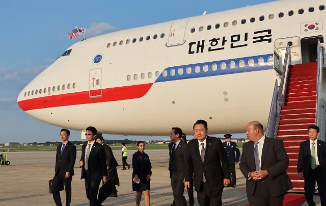 윤석열 대통령 한미일 정상회의 위해 미국 도착 워싱턴연합뉴스 진성철 기자 윤석열 대통령이 17일현지시간 미국 워싱턴DC 인근 앤드루스 공군기지에 전용기인 공군1호기 편으로 도착해 이동하고 있다 윤 대통령은 미국 대통령의 공식 별장인 캠프 데이비드에서 18일 열릴 한미일 정상회의에 참석한다 2023818 zjinynacokr2023-08-18 083850 저작권자 ⓒ 1980-2023 ㈜연합뉴스 무단 전재 재배포 금지저작권자 ⓒ 1980-2023 ㈜연합뉴스 무단 전재 재배포 금지