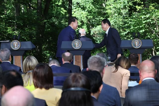 공동기자회견 마치고 악수하는 한일 정상 캠프 데이비드연합뉴스 진성철 기자 윤석열 대통령과 기시다 후미오 일본 총리가 18일현지시간 워싱턴DC 인근 미국 대통령 별장인 캠프 데이비드에서 한미일 정상 공동기자회견을 마친 뒤 악수하고 있다 2023819 zjinynacokr2023-08-19 051629 저작권자 ⓒ 1980-2023 ㈜연합뉴스 무단 전재 재배포 금지저작권자 ⓒ 1980-2023 ㈜연합뉴스 무단 전재 재배포 금지