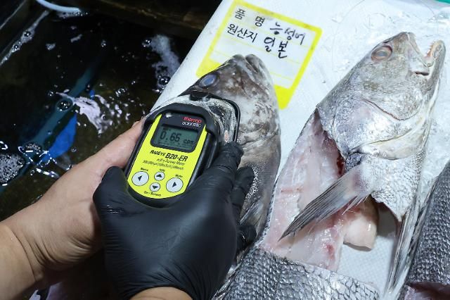 노량진수산시장에서 이뤄지는 일본산 수산물 방사능 검사 서울연합뉴스 신현우 기자 22일 오후 서울 동작구 노량진수산시장에서 시장관리부 직원이 일본산 수산물에 대해 방사능 검사를 하고 있다 이날 일본 정부는 후쿠시마 제1원자력발전소 오염수일본 정부 명칭 처리수의 해양 방류를 이르면 24일부터 개시하기로 공식 결정했다 2023822 nowwegoynacokr2023-08-22 145958 저작권자 ⓒ 1980-2023 ㈜연합뉴스 무단 전재 재배포 금지저작권자 ⓒ 1980-2023 ㈜연합뉴스 무단 전재 재배포 금지