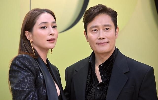 배우 이병헌오른쪽과 이민정이 2023년 3월 9일현지시간 미국 캘리포니아주 로스앤젤레스에서 열린 베르사체 2023 가을·겨울 컬렉션 패션쇼에 참석했다 사진연합뉴스 