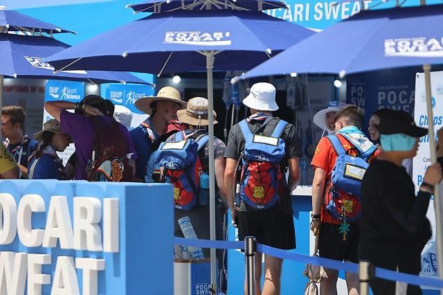 제25회 세계스카우트잼버리 동아오츠카 홍보부스를 찾은 참가자들 사진박명섭 기자