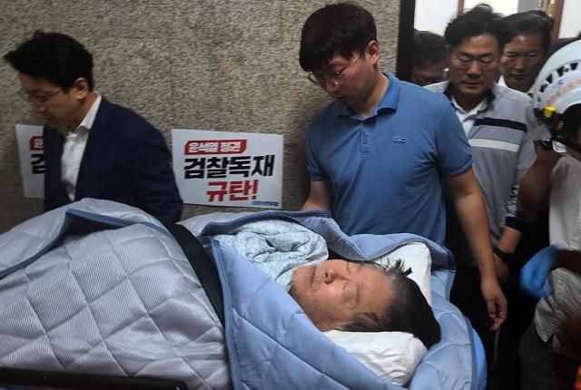 단식 19일 이재명 병원행 서울연합뉴스 김남권 기자 단식 중이던 더불어민주당 이재명 대표가 18일 건강 악화로 국회에서 병원으로 후송되고 있다 2023918 kong79ynacokr2023-09-18 073919 저작권자 ⓒ 1980-2023 ㈜연합뉴스 무단 전재 재배포 금지저작권자 ⓒ 1980-2023 ㈜연합뉴스 무단 전재 재배포 금지