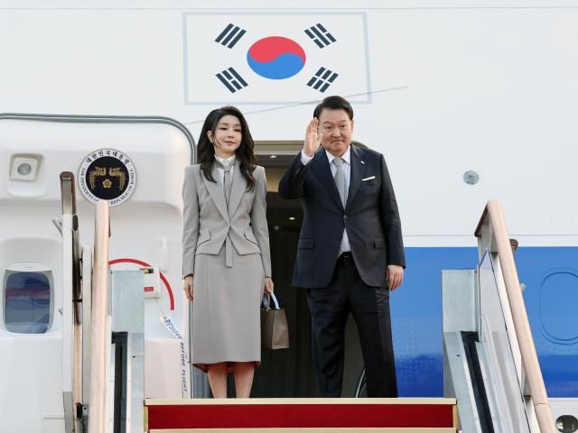 윤석열 대통령 내외 제78차 유엔 총회 참석차 출국 성남연합뉴스 진성철 기자 제78차 유엔총회에 참석하는 윤석열 대통령과 김건희 여사가 18일 성남 서울공항에서 미국 뉴욕으로 출국하기 위해 전용기인 공군 1호기에 올라 인사하고 있다 2023918 zjinynacokr2023-09-18 092006 저작권자 ⓒ 1980-2023 ㈜연합뉴스 무단 전재 재배포 금지저작권자 ⓒ 1980-2023 ㈜연합뉴스 무단 전재 재배포 금지