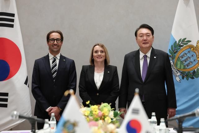 윤석열 대통령 한·산마리노 양자회담 뉴욕연합뉴스 진성철 기자 윤석열 대통령이 18일현지시간 뉴욕에서 열린 한·산마리노 양자회담에서 스카라노 집정관왼쪽 톤니니 집정관가운데과 기념 촬영을 하고 있다 2023919 공동취재 zjinynacokr2023-09-19 032110 저작권자 ⓒ 1980-2023 ㈜연합뉴스 무단 전재 재배포 금지저작권자 ⓒ 1980-2023 ㈜연합뉴스 무단 전재 재배포 금지