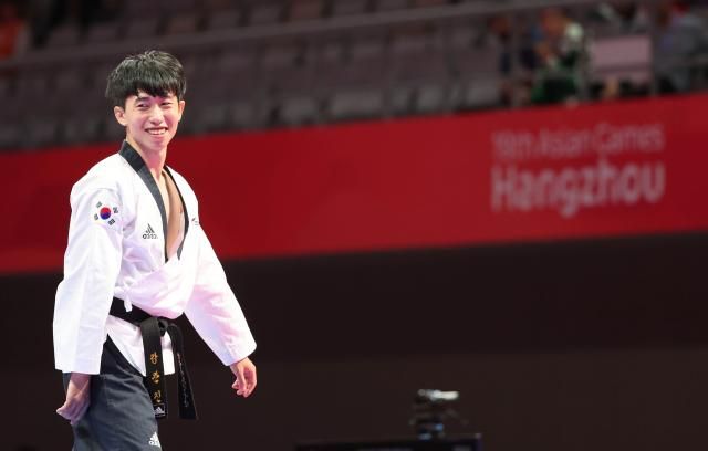 강완진 첫 금메달 항저우연합뉴스 형민우 기자 24일 오후 중국 저장성 항저우 린안 스포츠문화전시센터에서 열린 태권도 품새 개인전에 출전한 강완진이 금메달을 확정짓고 환호하고 있다 2023924 minu21ynacokr2023-09-24 175245 저작권자 ⓒ 1980-2023 ㈜연합뉴스 무단 전재 재배포 금지저작권자 ⓒ 1980-2023 ㈜연합뉴스 무단 전재 재배포 금지