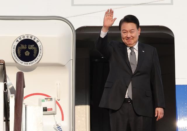 윤 대통령 한미일 정상회의 참석차 미국 출국 성남연합뉴스 진성철 기자 한미일 정상회의 참석차 미국을 방문하는 윤석열 대통령이 17일 성남 서울공항에서 전용기인 공군 1호기에 올라 손 흔들어 인사하고 있다 2023817 zjinynacokr2023-08-17 183013 저작권자 ⓒ 1980-2023 ㈜연합뉴스 무단 전재 재배포 금지저작권자 ⓒ 1980-2023 ㈜연합뉴스 무단 전재 재배포 금지