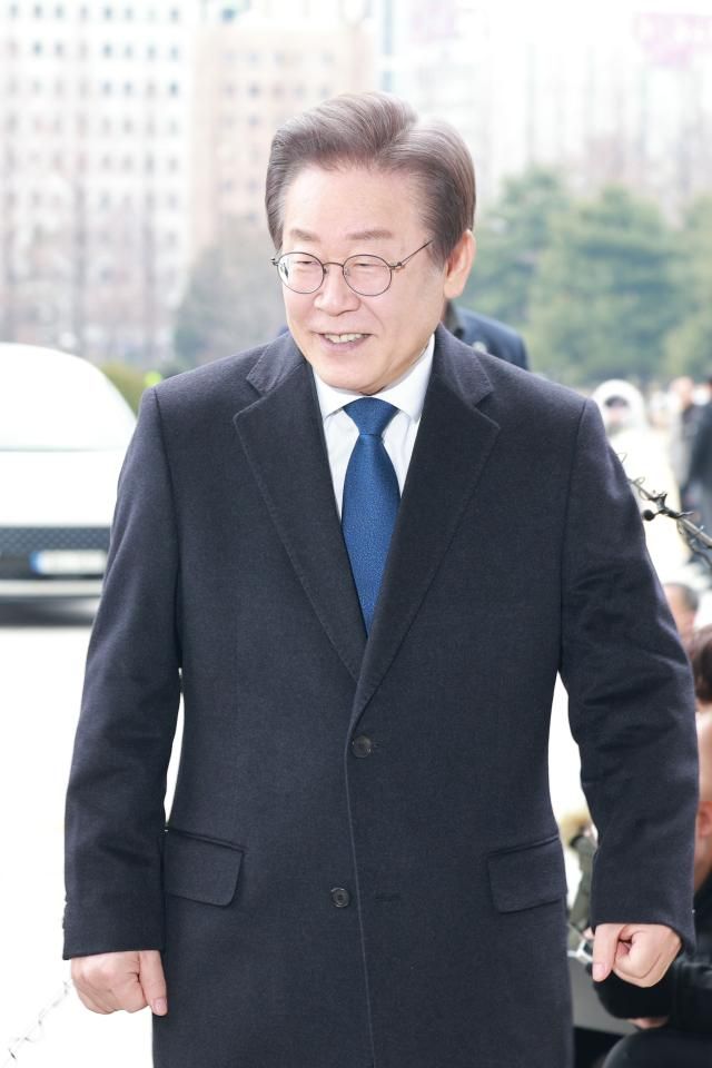 이재명 더불어민주당 대표가 17일 오전 서울 여의도 국회 본청으로 출근하고 있다 부산 가덕도에서 흉기 피습을 당했던 이 대표는 15일 만에 당무에 복귀했다 20240117사진유대길 기자 dbeorlf123ajunewscom
