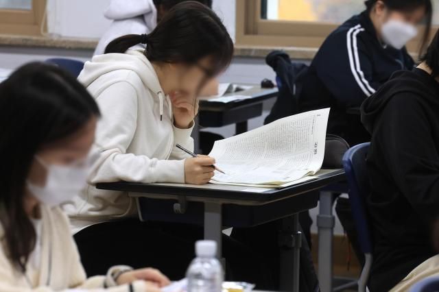 2025학년도 대학수학능력시험이 실시된 14일 오전 서울 영등포구 여의도여자고등학교에서 수험생들이 시험 시작을 기다리고 있다 20241114사진사진공동취재단