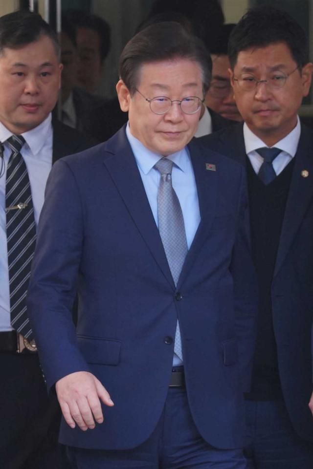 이재명 더불어민주당 대표가 15일 오후 서울 서초구 서울중앙지법에서 열린 공직선거법 위반 혐의 관련 1심 선고 공판을 마친 뒤 법원 청사를 나서고 있다 이날 서울중앙지법 형사합의34부는 공직선거법 위반 혐의로 불구속기소된 이 대표에게 징역 1년에 집행유예 2년을 선고했다 20241115사진유대길 기자 dbeorlf123ajunewscom