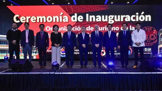  メキシコシティ支社の開所式に参加した両国政府および業界関係者の集合写真