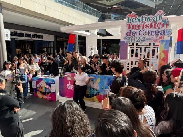  韓国観光大祝祭を楽しむメキシコ人の写真韓国観光公社