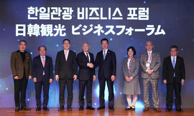 ユ・インチョン文化体育観光部長官が9日、ソウル中区のソウル新羅ホテルで開かれた行事で、日本の国土交通省観光庁長である祓川直也氏をはじめとする参加者と韓日観光交流拡大祈願セレモニーの後、記念撮影をしている 写真文体部