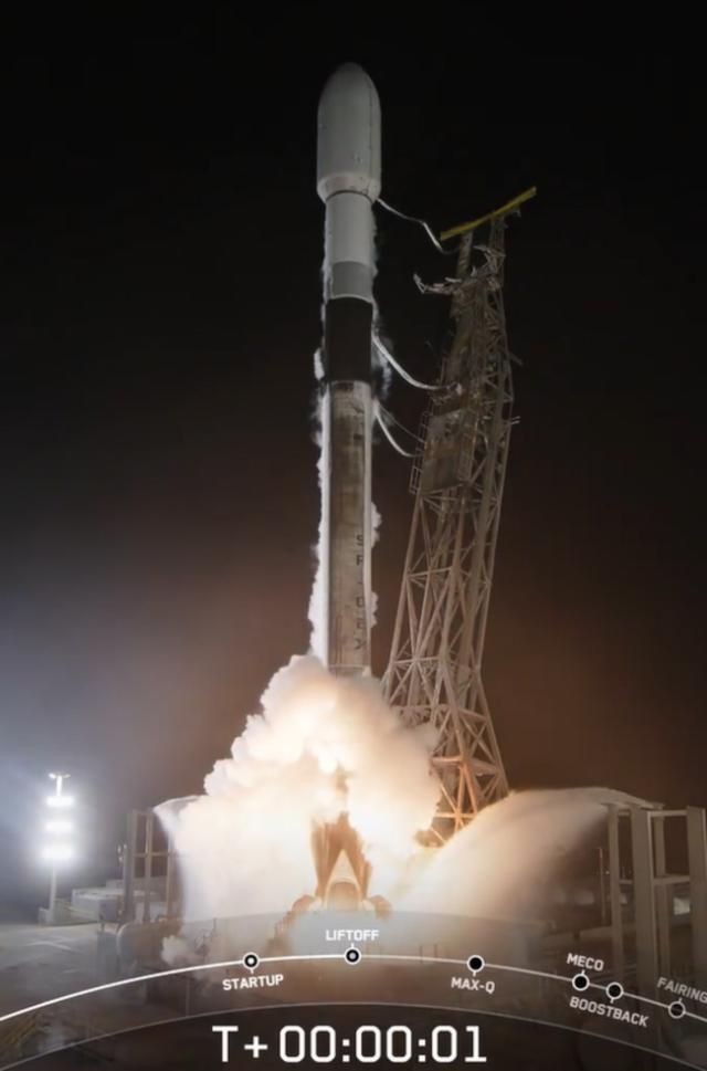 韓国軍の3番目の偵察衛星が21日、現地時間、米カリフォルニア州ヴァンデンバーグ宇宙軍基地からスペースXのロケット「ファルコン9」に搭載されて打ち上げられている 写真SpaceX提供映像