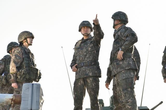 キム・ミョンス合同参謀本部議長が3日、陸軍第1軍団隷下の防空作戦陣地で敵の多様な挑発に備えた対応計画と現場・行動中心の防空作戦態勢を点検している 写真合参 