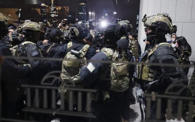 ユン・ソンニョル大統領が3日夜、非常戒厳を宣言した中、4日午前0時頃、ソウル永登浦区汝矣島の国会本館に戒厳軍が進入準備をしている 写真連合ニュース