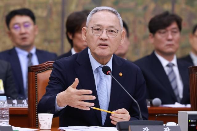 ユ・インチョン文化体育観光部長官が24日午後、ソウル汝矣島の国会で開かれた文化体育観光委員会全体会議に出席し、議員の質問に答えている。 2024.09.24[写真=有袋吉記者dbeorlf123@ajunews.com]